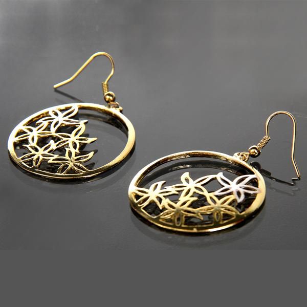 BRINCO MARGARIDA COM DETALHE EM RÓDIO